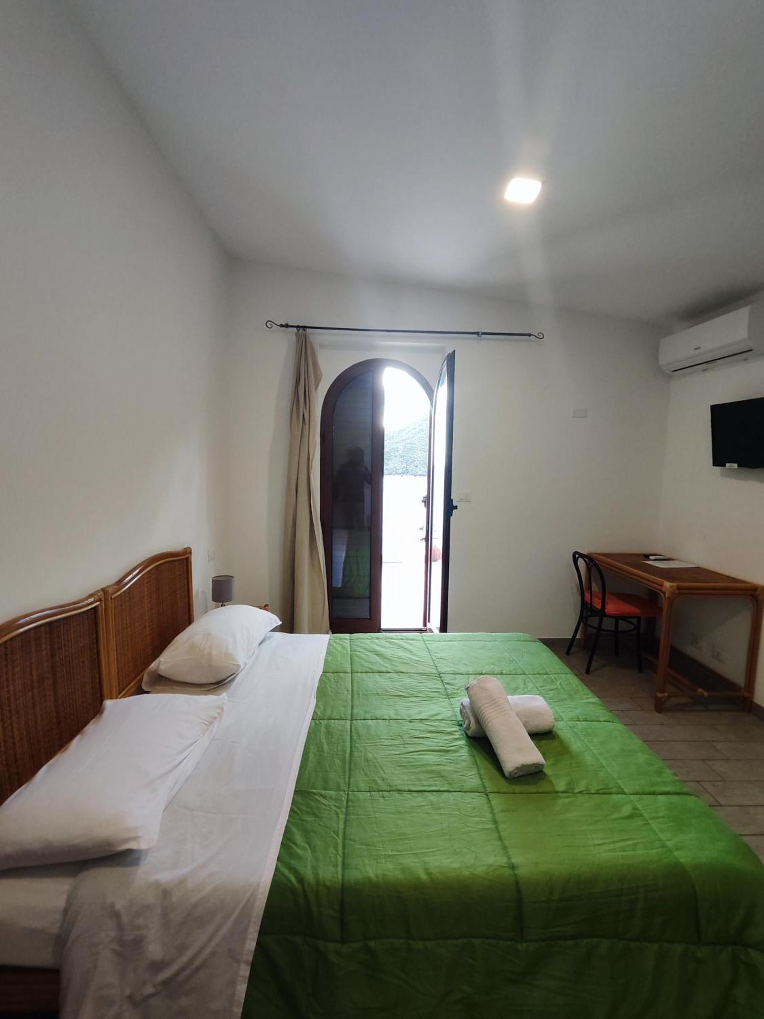 Hotel Faraglione Vulcano  Buitenkant foto
